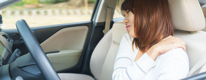 patient with shoulder pain in need of auto accident injury care in North Kentucky